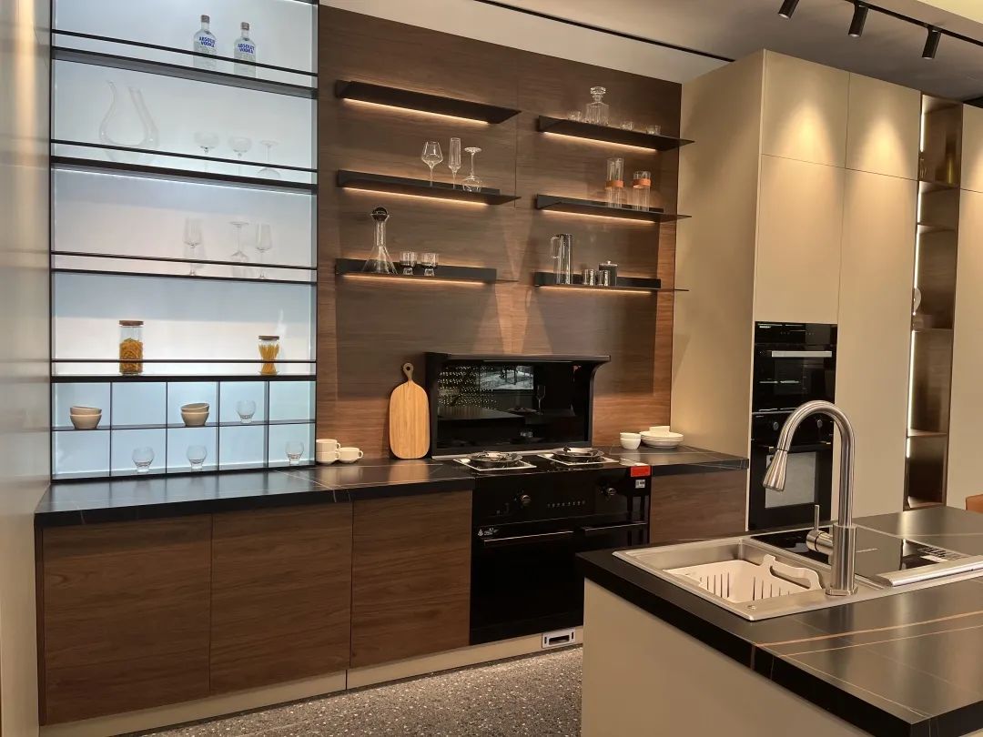 一部煥新家│傳統(tǒng)三件套已經(jīng)落伍，現(xiàn)在廚房流行這樣裝