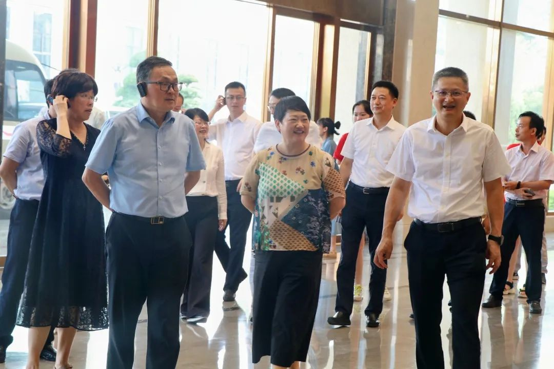 浙江寧波鎮(zhèn)海中學(xué)領(lǐng)導(dǎo)班子蒞臨集成灶品牌帥豐電器參觀調(diào)研