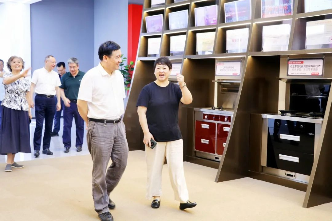 浙江省人大常委會(huì)黨組一行蒞臨集成灶品牌帥豐電器參觀調(diào)研！