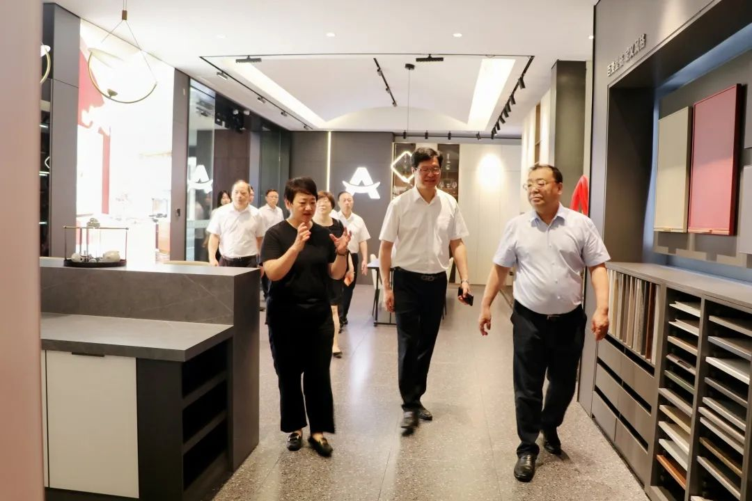 中國(guó)五金制品協(xié)會(huì)理事長(zhǎng)一行蒞臨集成灶品牌帥豐電器考察指導(dǎo)