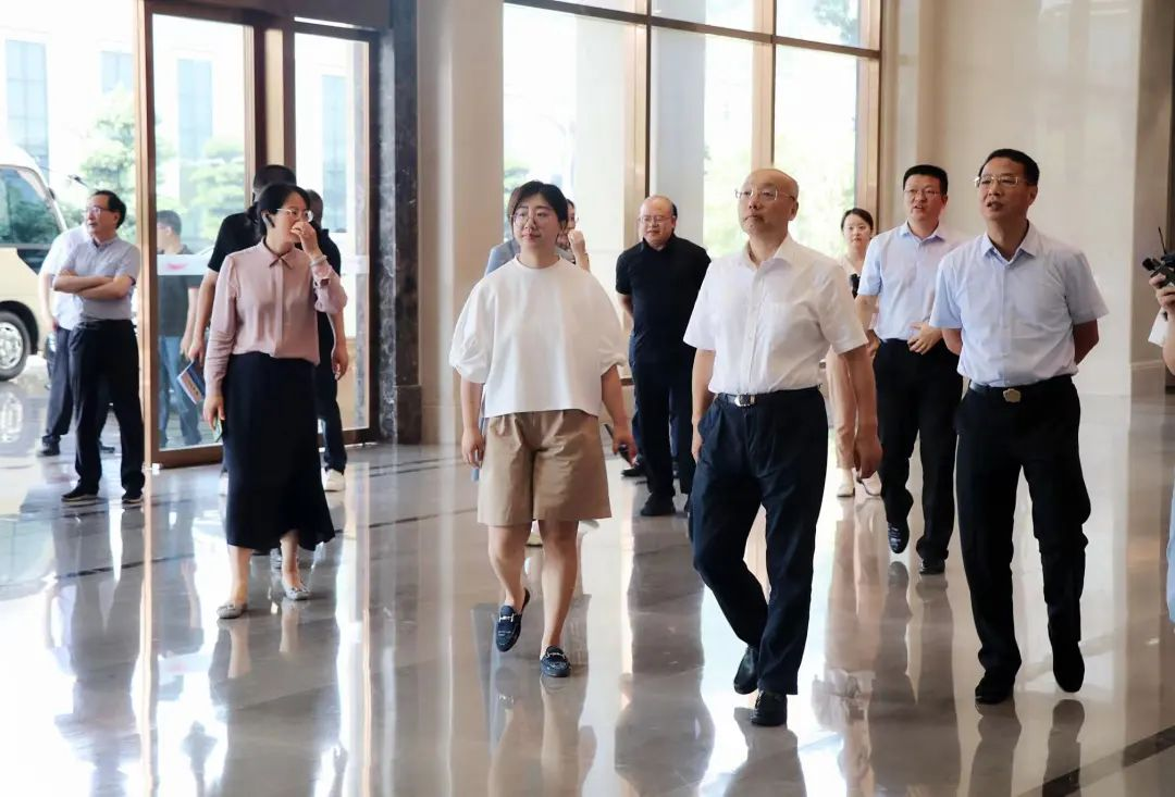 浙江省政協(xié)領(lǐng)導(dǎo)蒞臨帥豐集成灶“節(jié)能智慧工廠”參觀調(diào)研