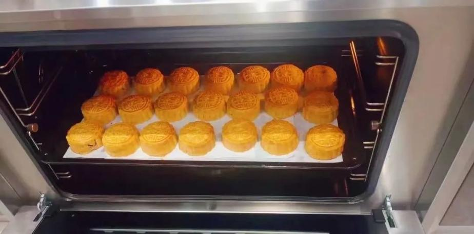 帥豐集成灶風(fēng)火輪蒸烤箱烤制的花式月餅，盡享中秋團圓味！