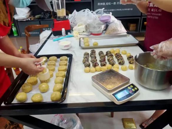 帥豐集成灶風(fēng)火輪蒸烤箱烤制的花式月餅，盡享中秋團圓味！