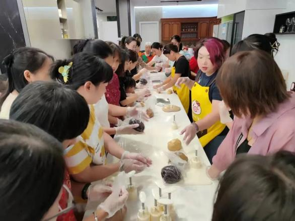 帥豐集成灶風(fēng)火輪蒸烤箱烤制的花式月餅，盡享中秋團圓味！