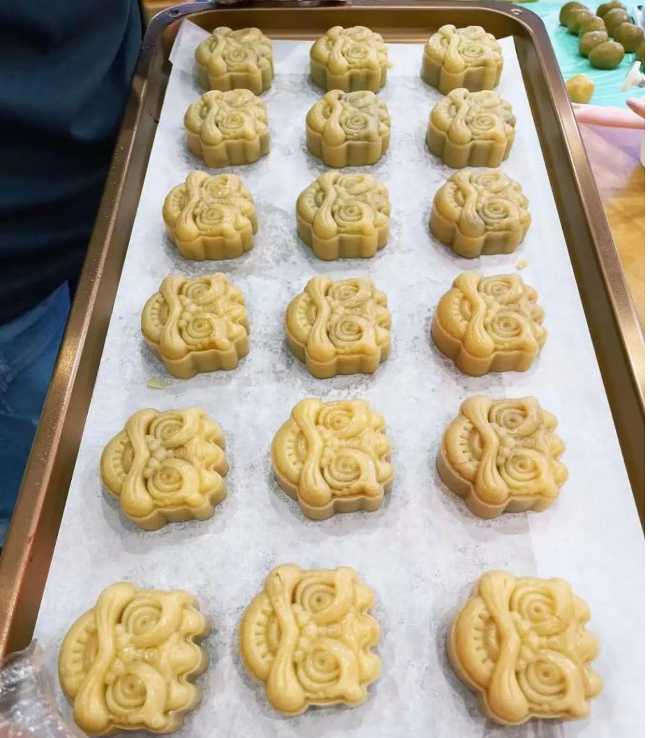 帥豐集成灶風(fēng)火輪蒸烤箱烤制的花式月餅，盡享中秋團圓味！