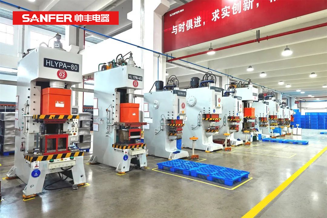 萬臺的倉儲空間來得及發(fā)貨嗎？別急！帥豐有AGV智能搬運車