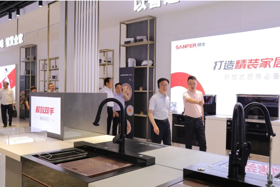 荊州市人大常委會黨組副書記、副主任鄧應(yīng)軍一行蒞臨帥豐調(diào)研指導(dǎo)，助力企業(yè)更好更快發(fā)展！