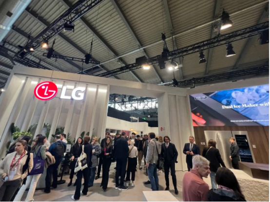 董事長商若云帶隊探知米蘭家具展，洞察國際家居設(shè)計新趨勢