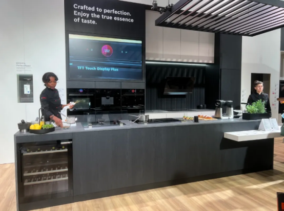 董事長商若云帶隊探知米蘭家具展，洞察國際家居設(shè)計新趨勢