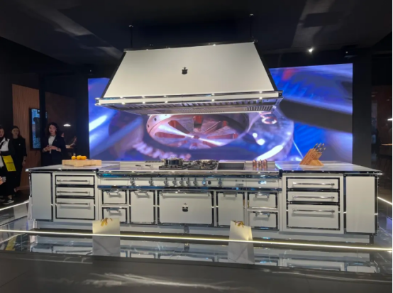 董事長商若云帶隊探知米蘭家具展，洞察國際家居設(shè)計新趨勢