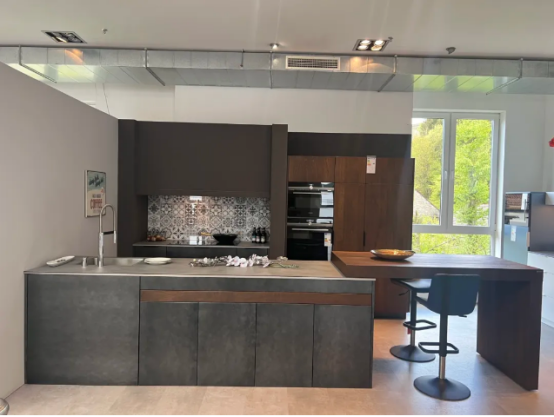 與國(guó)際先進(jìn)理念接軌，全力打造一站式高端全屋定制