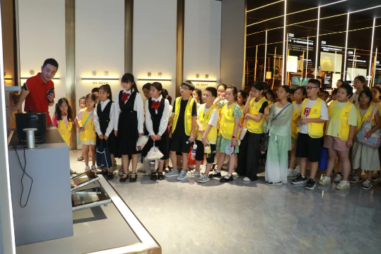 董事長商若云攜手舉辦愛心夏令營活動(dòng)，點(diǎn)亮孩子們的精彩暑期！