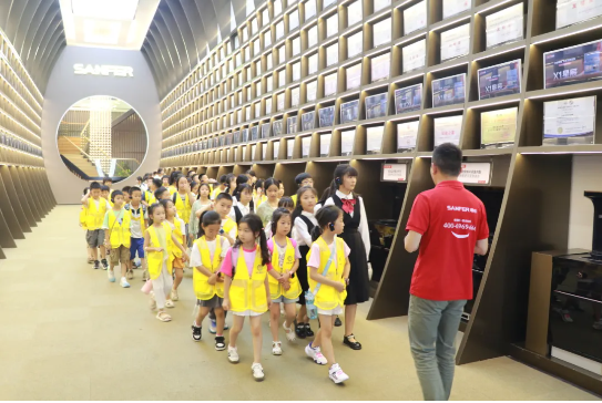 董事長商若云攜手舉辦愛心夏令營活動(dòng)，點(diǎn)亮孩子們的精彩暑期！