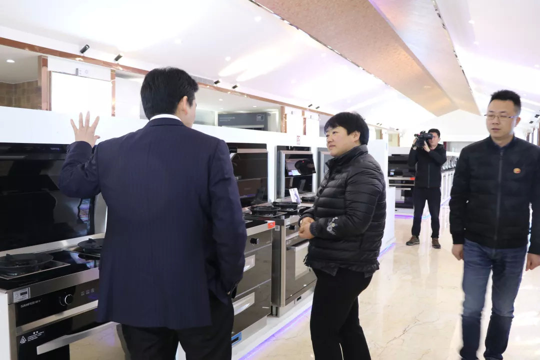 嵊州市長嚴(yán)鋼蒞臨指導(dǎo)，帥豐謹(jǐn)記叮囑，2019繼續(xù)領(lǐng)航嵊州廚電行業(yè)發(fā)展！