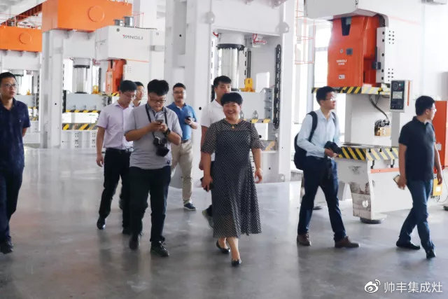 中國(guó)集成灶考察團(tuán)蒞臨帥豐，專業(yè)品質(zhì)贏盛贊